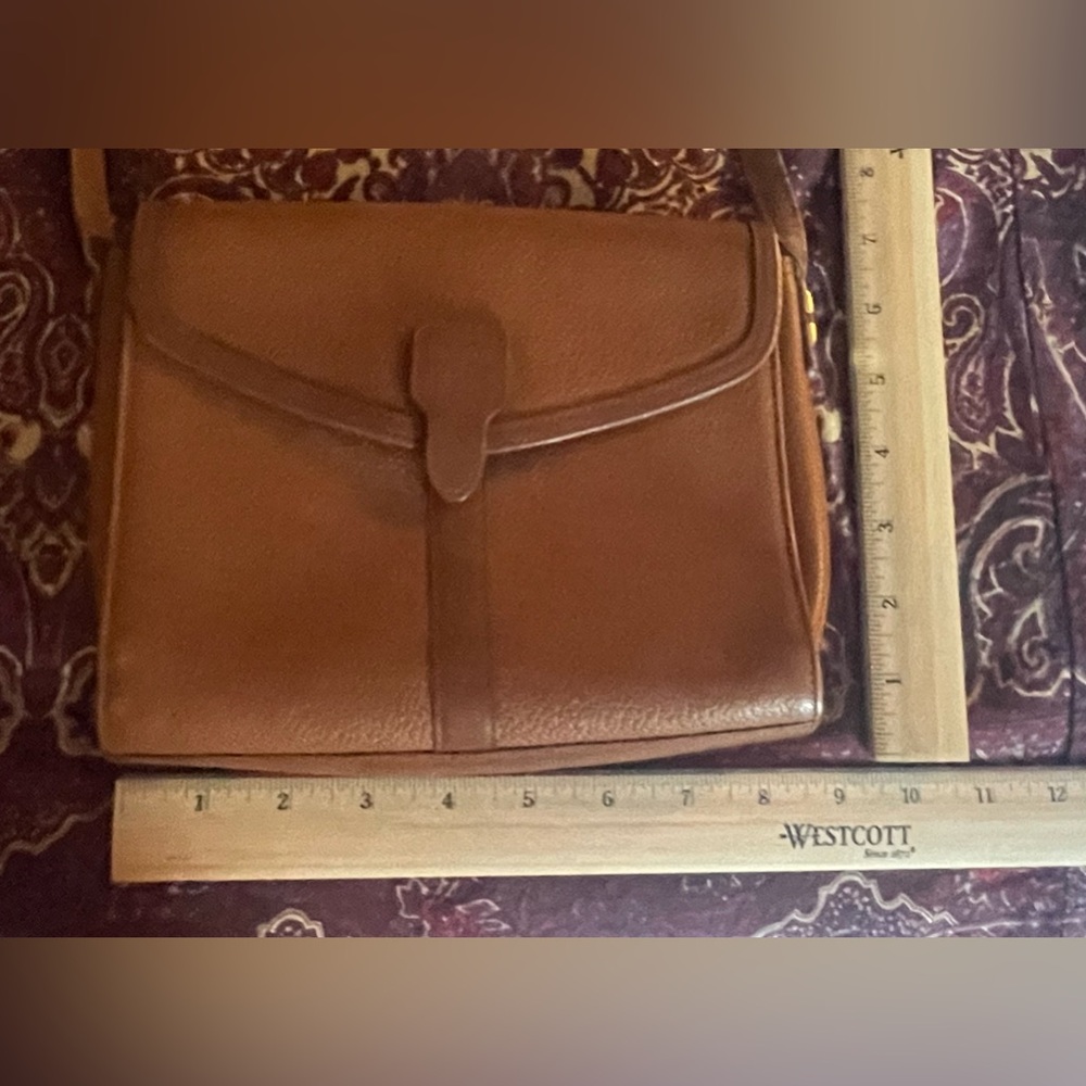 Classic Burberry understated brown leather purse. In excellent used condition.